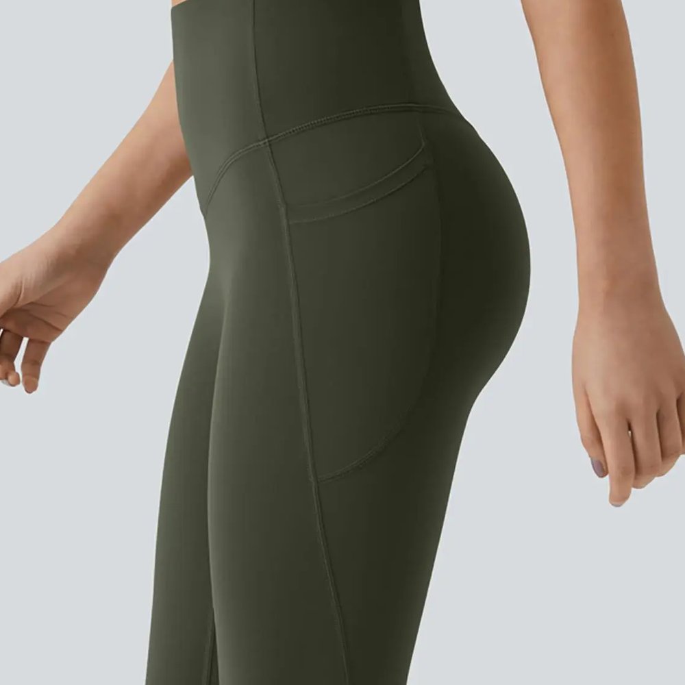 Close view of the side pocket on the Pomence tummy control sculpt leggings
