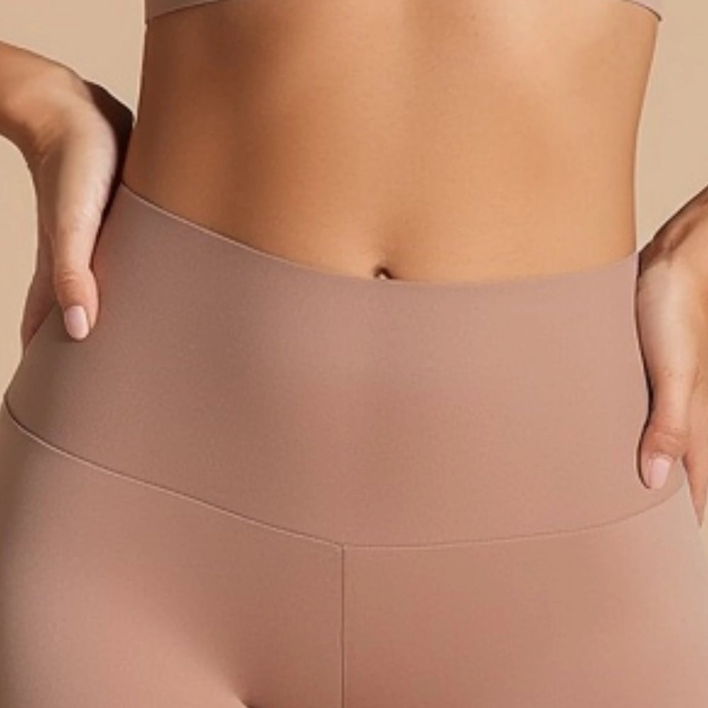 Close view of the waistband of the Pomence Tuck-N-Lift Seamless Slip Short