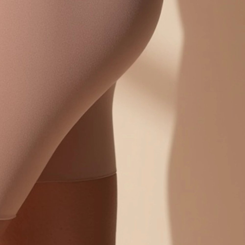 Close view of the flat laser cut leg band of the Pomence Tuck-N-Lift Seamless Slip Short